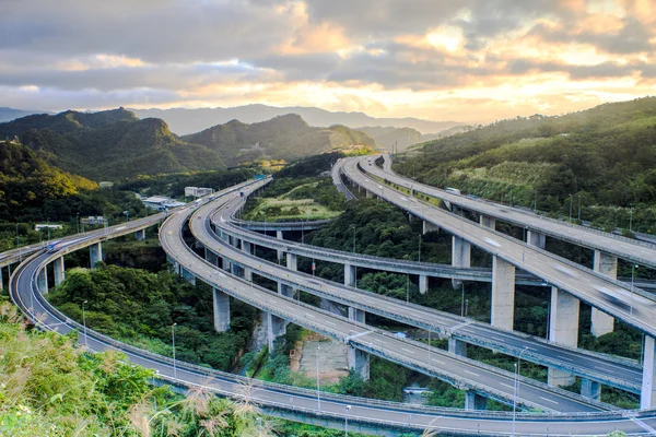 Autopista en la noche con los coches de luz en la ciudad moderna en Taiwán, Asia —  Fotos de Stock