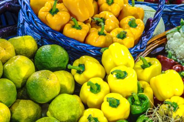 güzel arka plan ile renkli güzel dolmalık biber