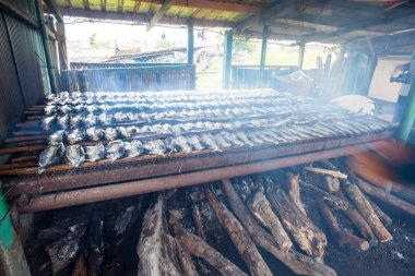 Yaz aylarında, Tayvan plaka üzerinde balık füme