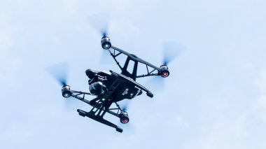 Quadcopter açık güneşli gökyüzü günbatımı backgr üzerinde uçan kamera ile