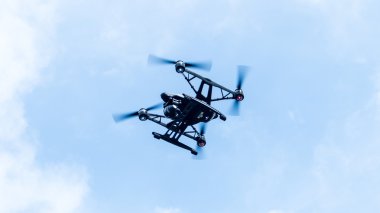 Quadcopter açık güneşli gökyüzü günbatımı backgr üzerinde uçan kamera ile