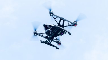 Quadcopter açık güneşli gökyüzü günbatımı backgr üzerinde uçan kamera ile