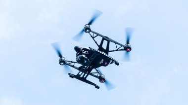 Quadcopter açık güneşli gökyüzü günbatımı backgr üzerinde uçan kamera ile