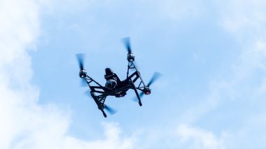 Quadcopter açık güneşli gökyüzü günbatımı backgr üzerinde uçan kamera ile