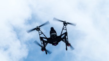 Quadcopter açık güneşli gökyüzü günbatımı backgr üzerinde uçan kamera ile