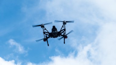 Quadcopter açık güneşli gökyüzü günbatımı backgr üzerinde uçan kamera ile