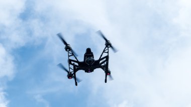 Quadcopter açık güneşli gökyüzü günbatımı backgr üzerinde uçan kamera ile