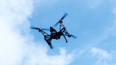 Quadcopter açık güneşli gökyüzü günbatımı backgr üzerinde uçan kamera ile