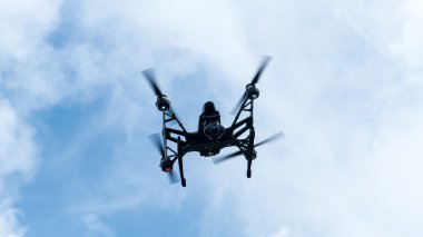 Quadcopter açık güneşli gökyüzü günbatımı backgr üzerinde uçan kamera ile