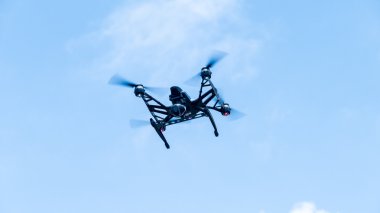 Quadcopter açık güneşli gökyüzü günbatımı backgr üzerinde uçan kamera ile