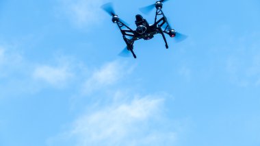 Quadcopter açık güneşli gökyüzü günbatımı backgr üzerinde uçan kamera ile