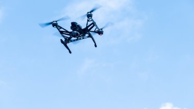 Quadcopter açık güneşli gökyüzü günbatımı backgr üzerinde uçan kamera ile