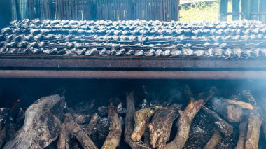 Yaz aylarında, Tayvan plaka üzerinde balık füme