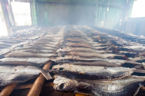 Geräucherter Fisch auf dem Teller im Sommer, Taiwan — Stockfoto