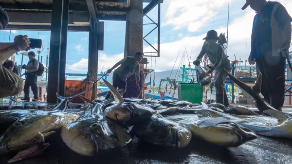 Rybářské lodě ukotvené Chenggong rybářský přístav odstranit goo rybolov — Stock fotografie