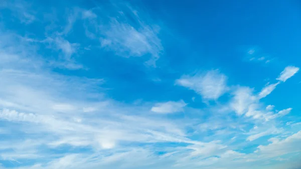 Vita moln och sommaren blå sky.beautiful fantastiska blå himmel — Stockfoto