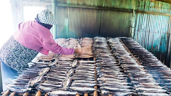 Savustettu kala lautasella kesällä, Taiwan — kuvapankkivalokuva