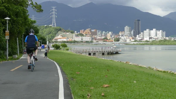 Mooi uitzicht op het fietspad Taipei Central River, Taiwan — Stockfoto