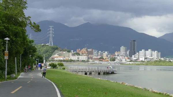 Nice view of Taipei Central River bike path, Taiwan — Stock Photo, Image