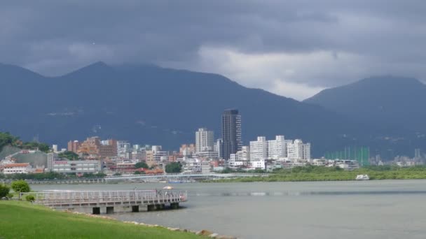 Bonita vista de Taipei carril bici del río Central, Taiwán — Vídeos de Stock