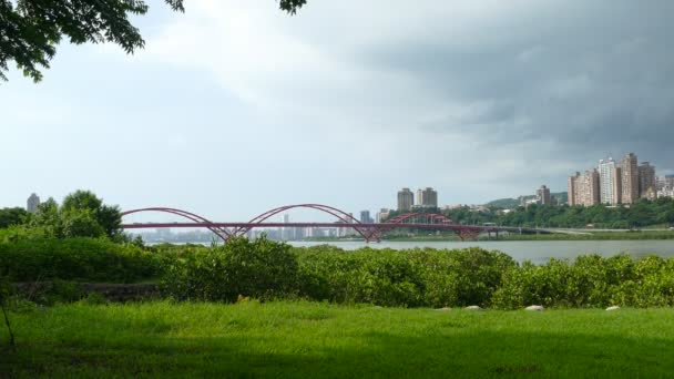 Bonita vista de Taipei carril bici del río Central, Taiwán — Vídeos de Stock