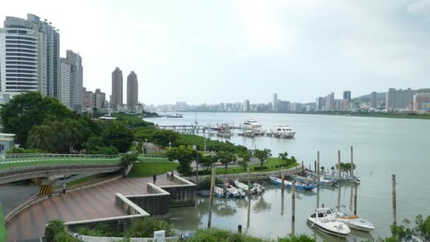 Pěkný pohled cyklostezka řekou Central Tchaj-pej, Tchaj-wan — Stock video
