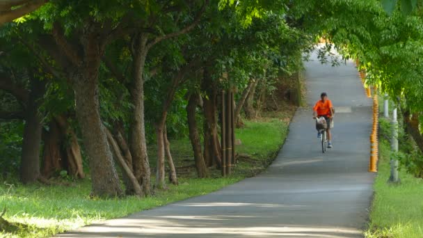 Bonita vista de Taipei carril bici del río Central, Taiwán — Vídeos de Stock