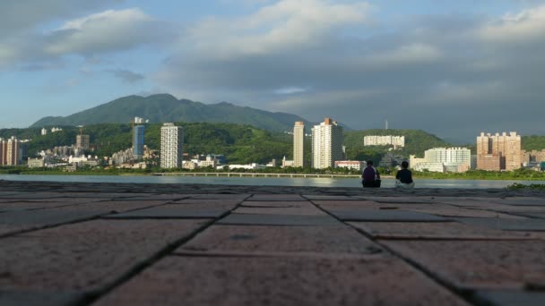 Pěkný pohled cyklostezka řekou Central Tchaj-pej, Tchaj-wan — Stock video
