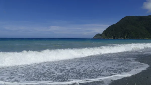 Красивый пляж на востоке Тайваня с красивым видом и морем — стоковое фото