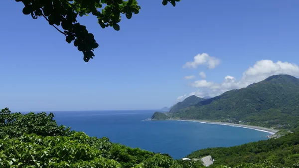 Nádherná pláž na východě Tchaj-wanu s pěkným výhledem a moře — Stock fotografie