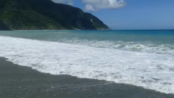 Bela praia no leste de Taiwan com boa vista e mar — Vídeo de Stock