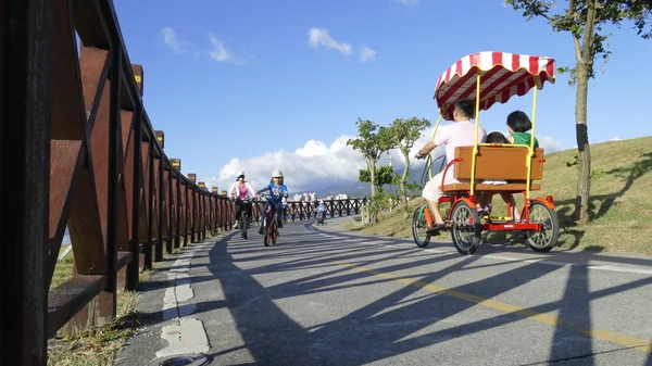 Красивый вид на велосипедную дорожку Центральной реки Тайбэй, Тайвань — стоковое фото