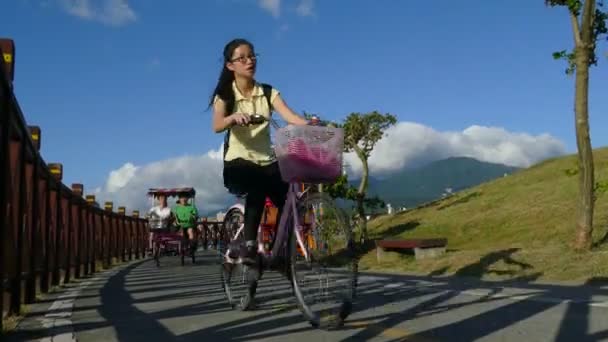 Красивый вид на велосипедную дорожку Центральной реки Тайбэй, Тайвань — стоковое видео