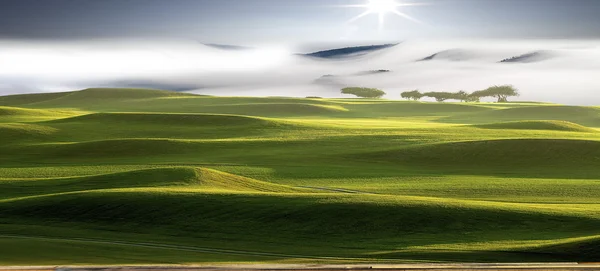 Mooi landschap met mooie kleur en wolken — Stockfoto