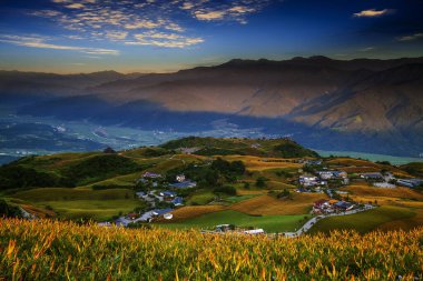 Lioushidan Dağı 'nın (60 Taş Dağ) sonbahar manzarası. Altın renkli Günışığı Denizi üzerindeki Saygın Günışığı Köyün ve Crepusküler Işının Yolu üzerindeki Gündüz Çiçekleri Tayvan estetik algısıdır