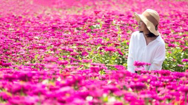 Çiçek tarlasında güzel renkli ve açık renkli bir kız.