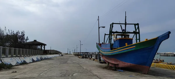 Viejo Barco Pesca Encallado Puerto Pesquero —  Fotos de Stock