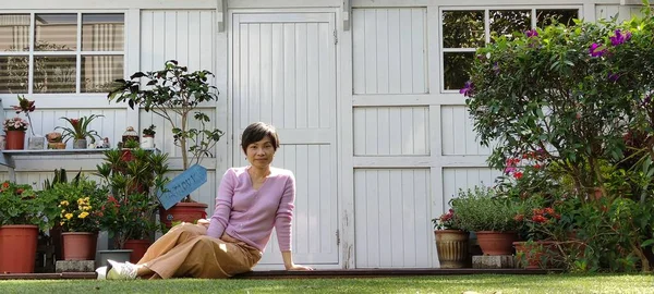 Die Frau Die Garten Sitzt Stadtansichten — Stockfoto