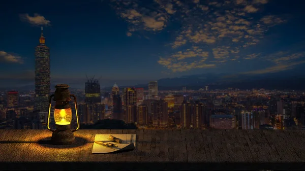 โคมไฟน นในเวลากลางค นบนพ วไม — ภาพถ่ายสต็อก