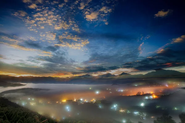 Foggy Mountain Lasitettu Valo Taiwanissa — kuvapankkivalokuva