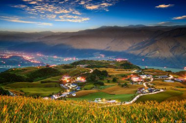 Lioushidan Dağı 'nın (60 Taş Dağ) sonbahar manzarası. Altın renkli Günışığı Denizi üzerindeki Saygın Günışığı Köyün ve Crepusküler Işının Yolu üzerindeki Gündüz Çiçekleri Tayvan estetik algısıdır.