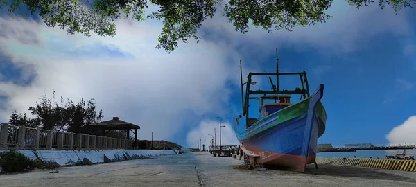 Bonito Cielo Con Viejo Puerto Pescado Con Barco Madera —  Fotos de Stock