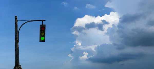 Die Ampel Vor Einem Strahlend Blauen Himmel — Stockfoto