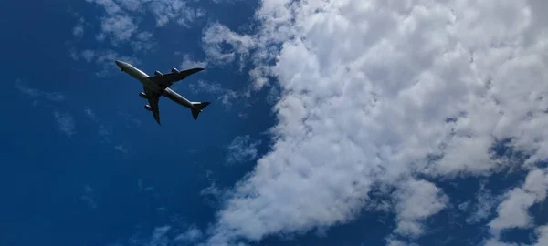 Gün Doğumunda Günbatımında Gökyüzünde Bir Uçak — Stok fotoğraf