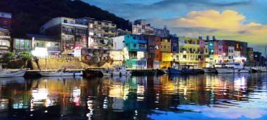 Keeling, Tayvan - 25 Ağustos 2021: Keelung, Tayvan 'da renkli evler