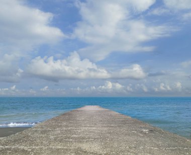 Gün batımında güzel deniz sahillerine giden yol. Güzel gökyüzü.