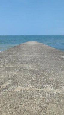 Gün batımında güzel deniz sahillerine giden yol. Güzel gökyüzü.