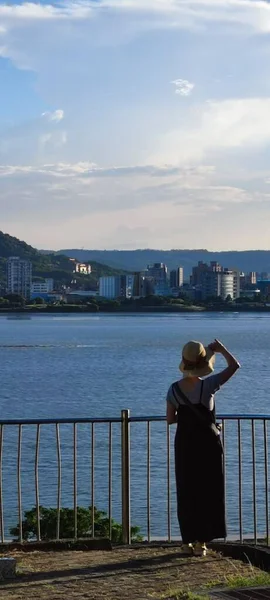 新北市淡水 2021年9月8日 台北市淡水バリ地区は 淡水河を反映しています — ストック写真