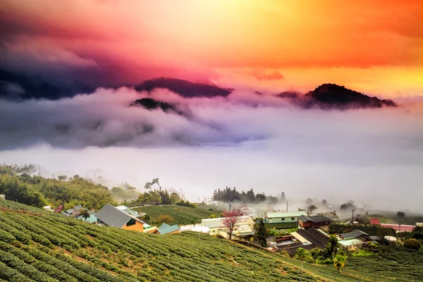 Pôr do sol na paisagem das montanhas — Fotografia de Stock