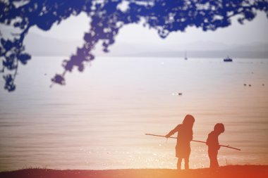 coucher de soleil à côté du lac